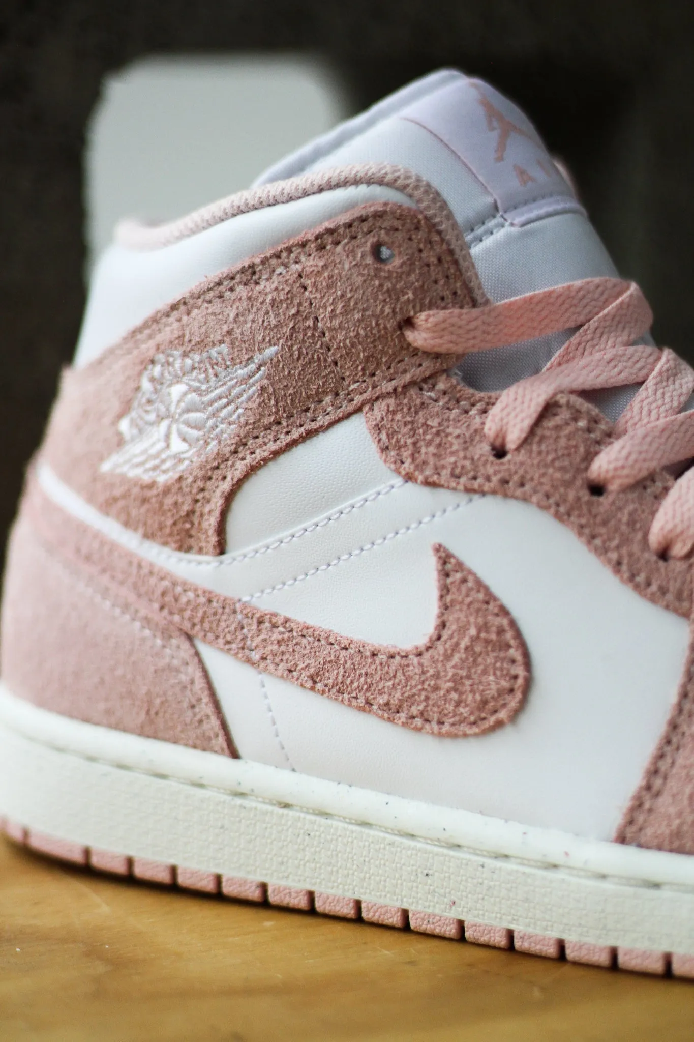 AIR JORDAN 1 MID SE "LEGEND PINK"