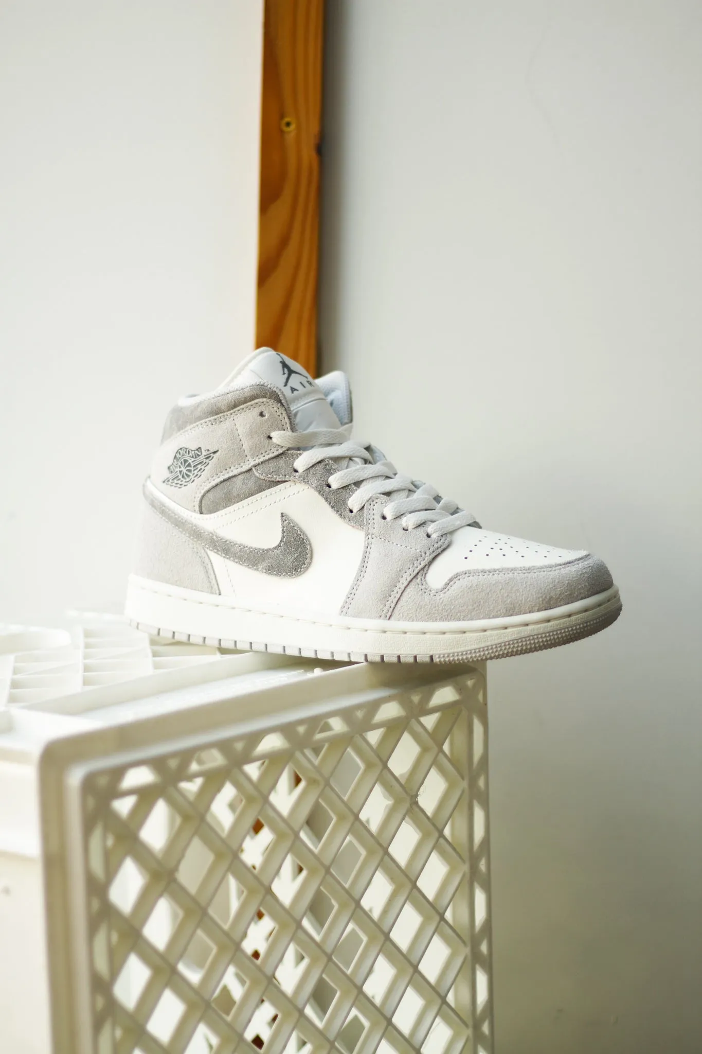 AIR JORDAN 1 MID SE "NEUTRAL GREY"