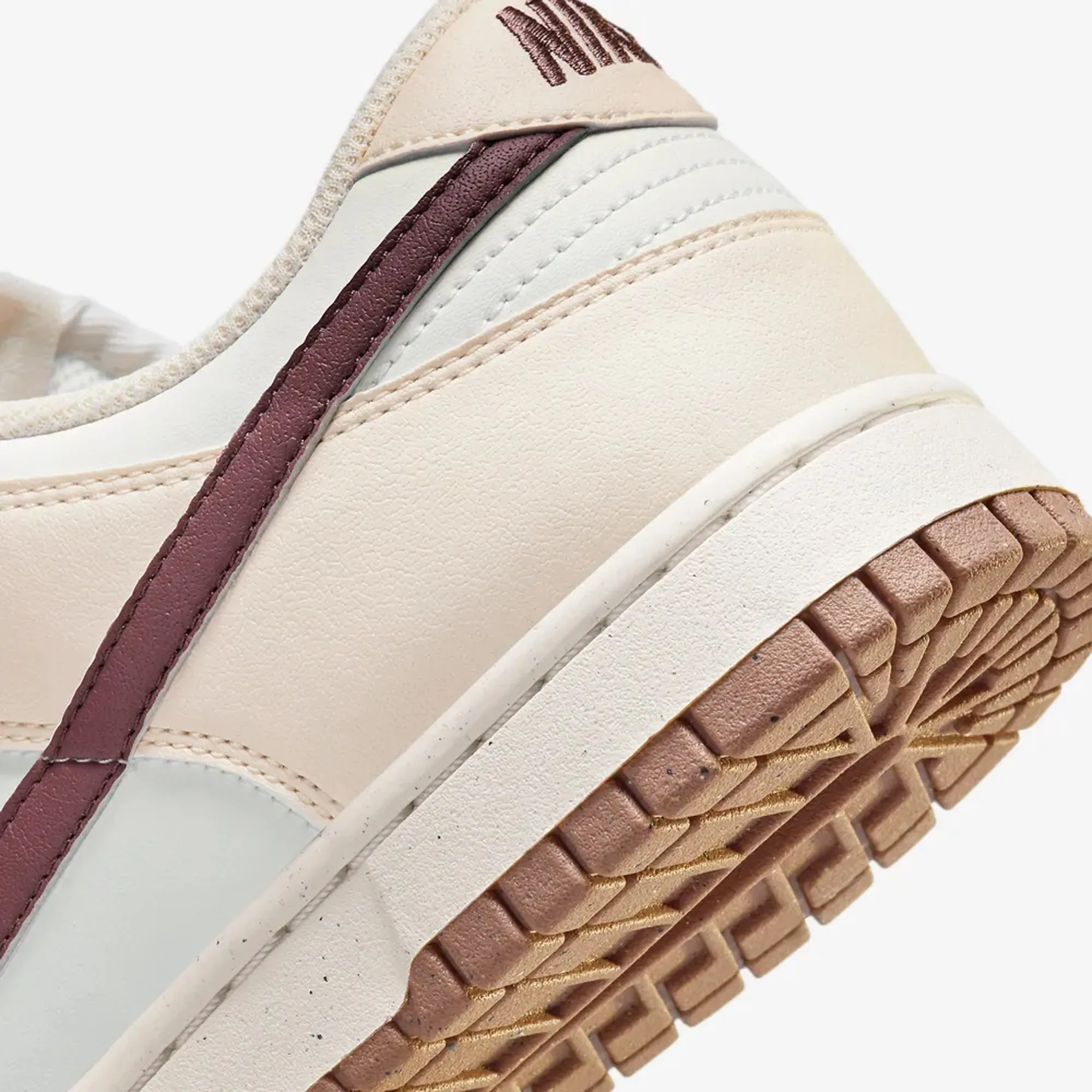 Nike | WMN'S DUNK LOW  { COCONUT MILK/SMOKEY MAUVE-SUMMIT WHITE